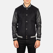 Close-Up Detail of Varsity &amp; Snap Buttons Hardware on Men's Vaxton Sort Striped Hybrid Varsity Læderjakke til Mænd