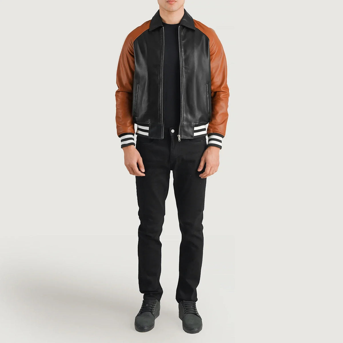 
Walton Blue Leather Varsity Jacket - Sideprofil med ergonomisk ærmesnit
