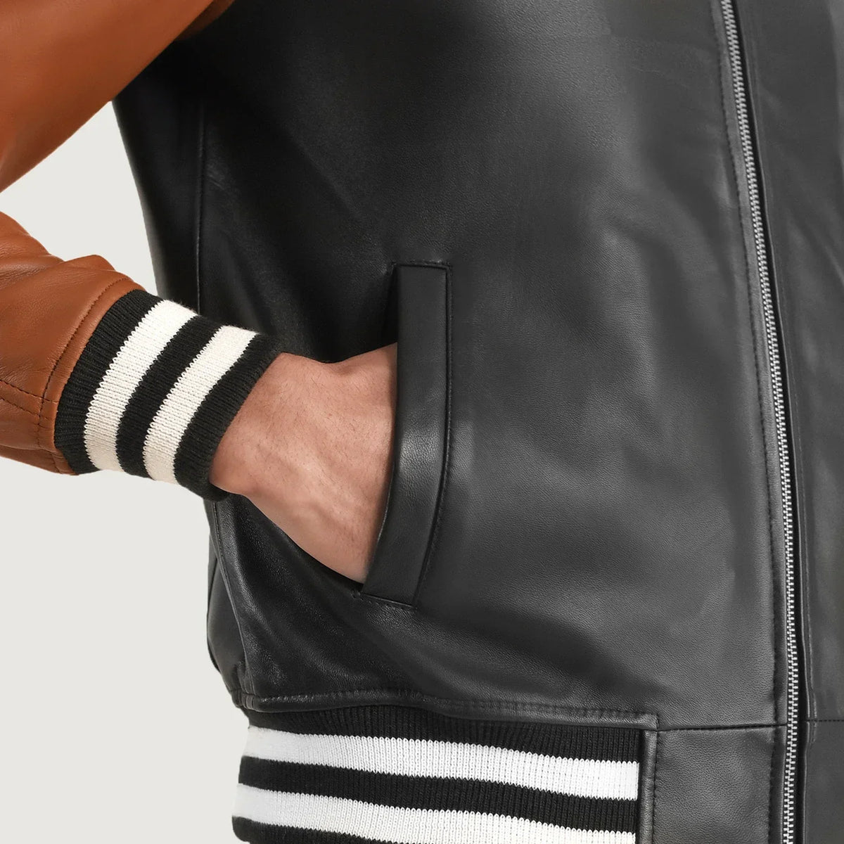 
Indvendig visning Showing Quilted Polyester Lining & To funktionelle inderlommer