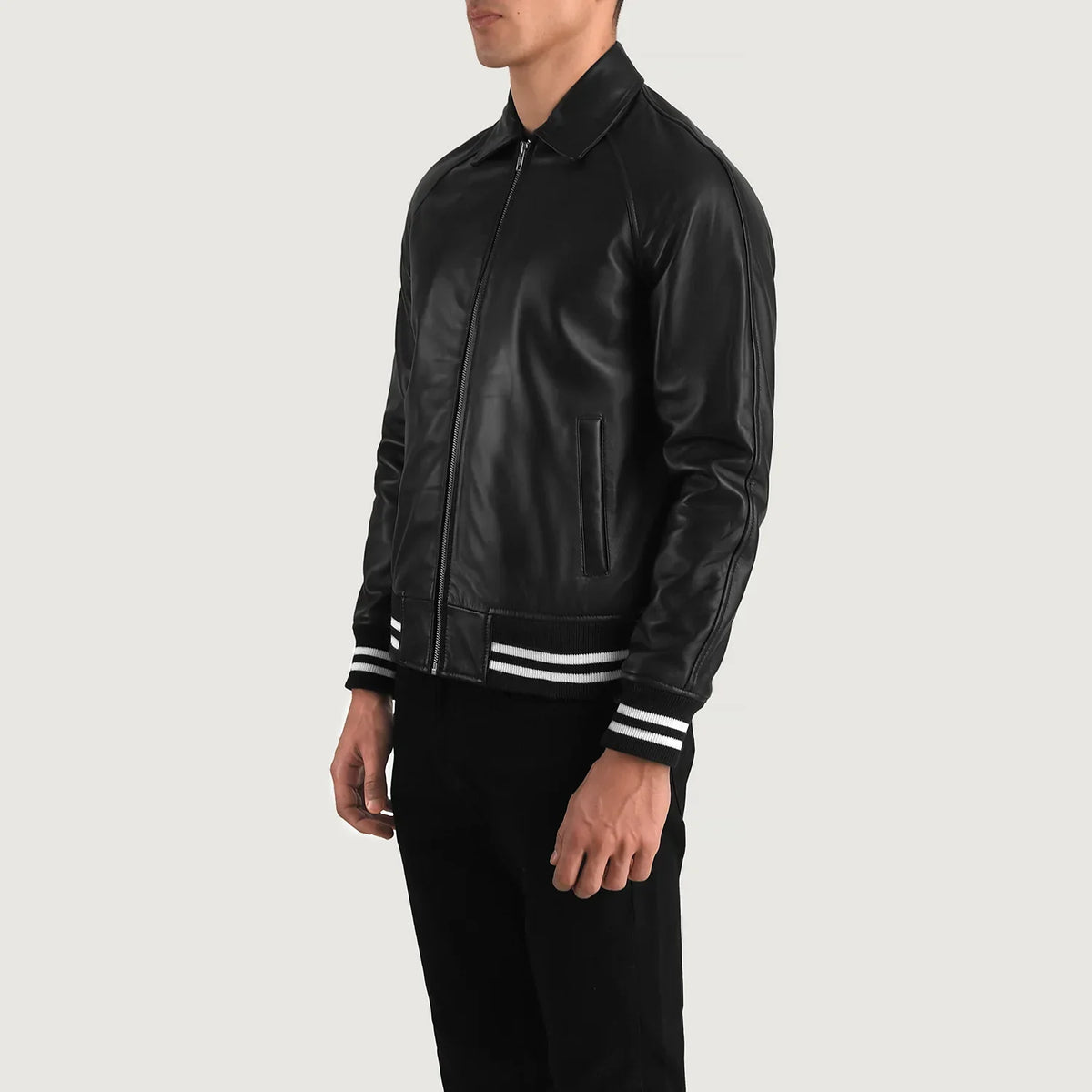 
På model:  Walton Blue Leather Varsity Jacket på model med naturligt fald i dagslys