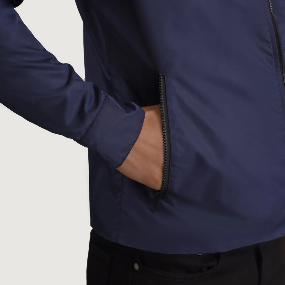 
Indvendig visning Showing Quilted Viscose Lining & To funktionelle inderlommer