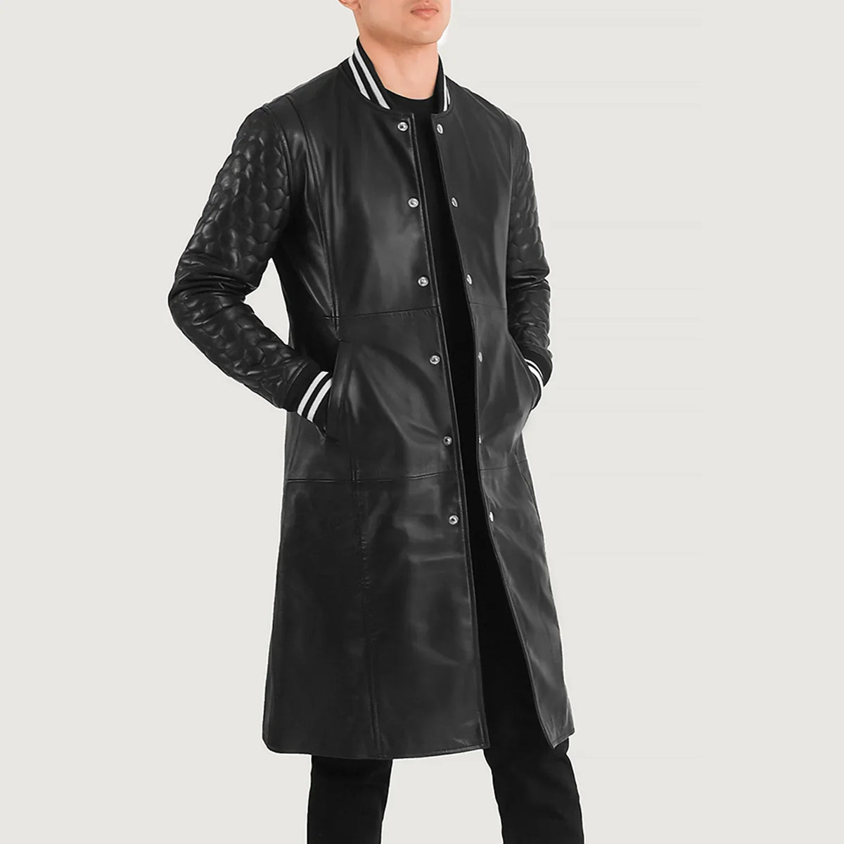 Wilde Sort Leather Varsity Coat til Mænd - Lateral Side Profile View Showing Sleeve Cut &amp; Athletic Taper Fit