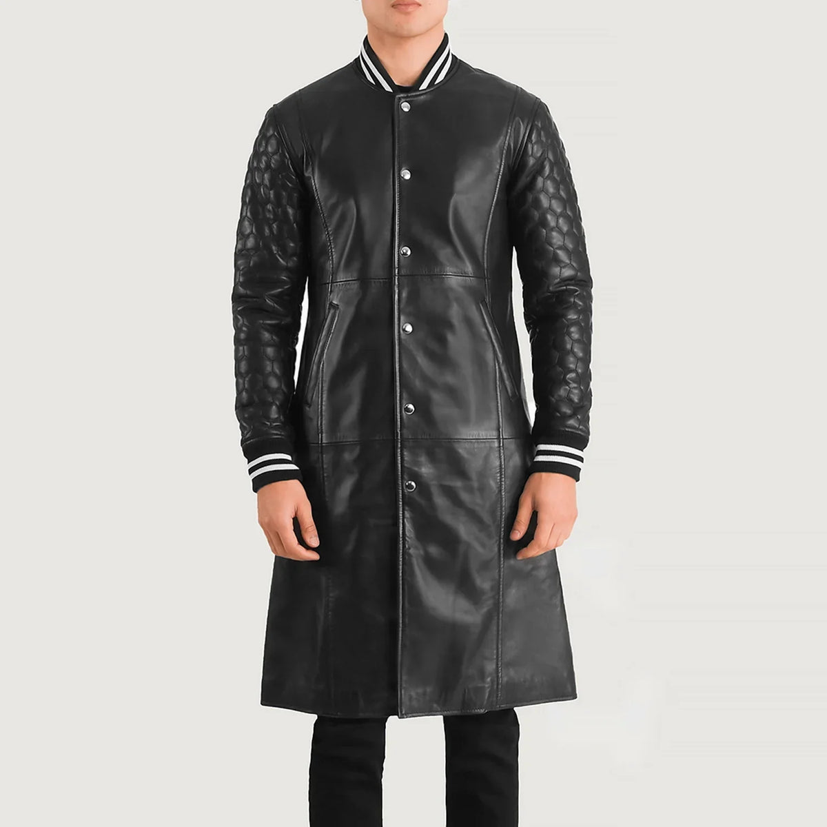 Close-Up Detail of Varsity collar &amp; Snap Button button Hardware on Wilde Sort Leather Varsity Coat til Mænd
