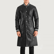 Close-Up Detail of Varsity collar &amp; Snap Button button Hardware on Wilde Sort Leather Varsity Coat til Mænd