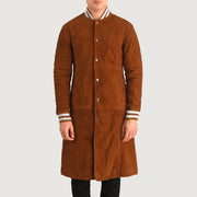 Close-Up Detail of Varsity collar &amp; Snap Button button Hardware on Wilde Brun Suede Varsity Coat til Mænd