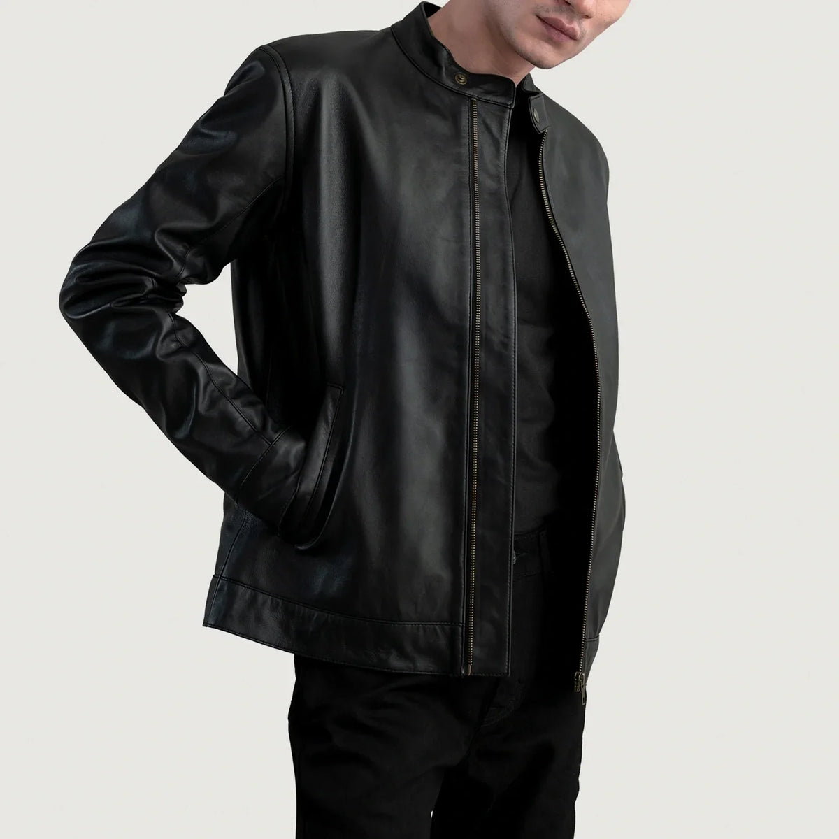 Zen Sort Læder Bikerjakke til Mænd - Lateral Side Profile View Showing Sleeve Cut &amp; Athletic Taper Fit