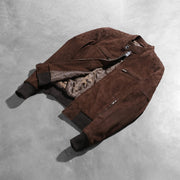 
På model:  Zenna Mocha Suede Bomber Jacket på model med naturligt fald i dagslys